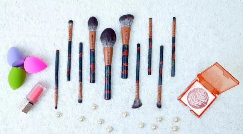 Unleash Your Inner Artist with the Midazzle Wooden Eye Shadow Brush!